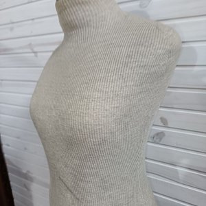 Maniquí Antiguo de Tela Beige con Base de Madera - imagen 6