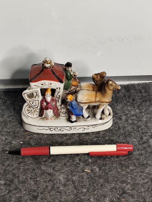 Adorno de Porcelana "Carreta con Caballos" Made in Japan