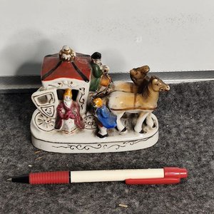 Adorno de Porcelana "Carreta con Caballos" Made in Japan - imagen 1