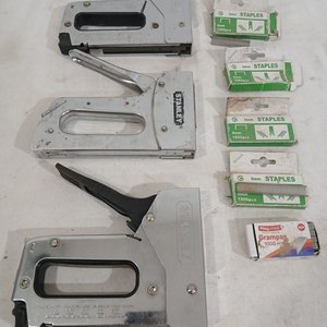 Lote siguiente: Lote de 3 Engrampadoras Stanley con Cajas de Grampas