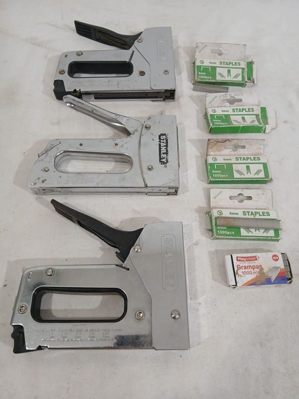 Lote de 3 Engrampadoras Stanley con Cajas de Grampas