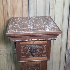 Pedestal de Roble Tallado Estilo Renacimiento con Tapa de Mármol y Rostro Esculpido - imagen 4