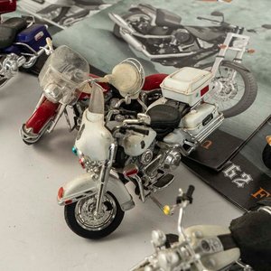 8 motos Harley Davidson colección Maisto con 8 revistillas  - imagen 2