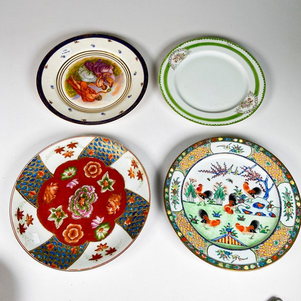 Cuatro platos de loza oriental decorados en inglés