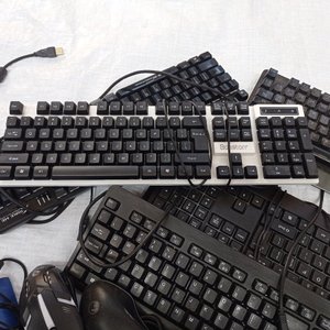 Diez piezas: 5 teclados para PC + 4 mouses + 3 fundas para tablet - imagen 3