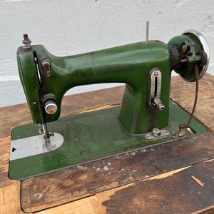 Máquina de Coser Antigua Verde con Base de Hierro y Mesa de Madera - imagen 2