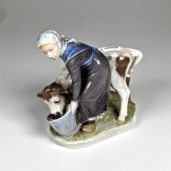 Figura de Porcelana Royal Copenhagen: Dama con Vaca - imagen 1