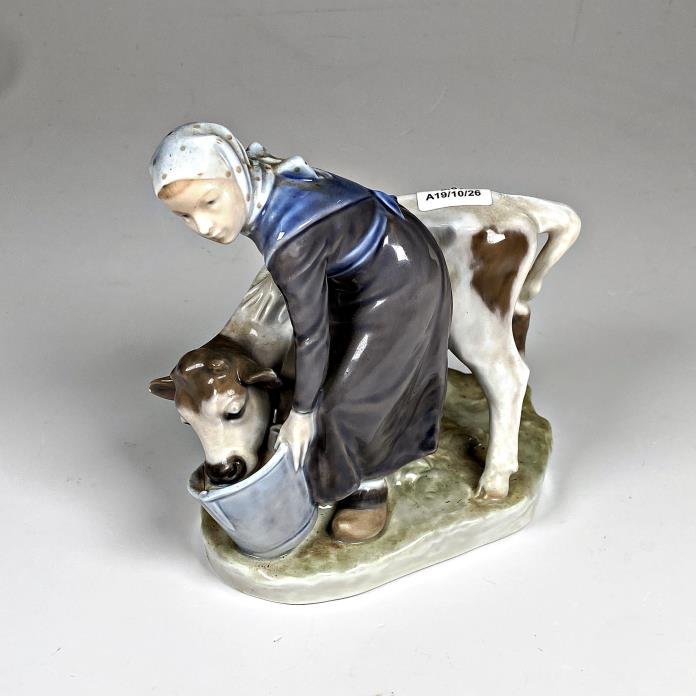 Figura de Porcelana Royal Copenhagen: Dama con Vaca