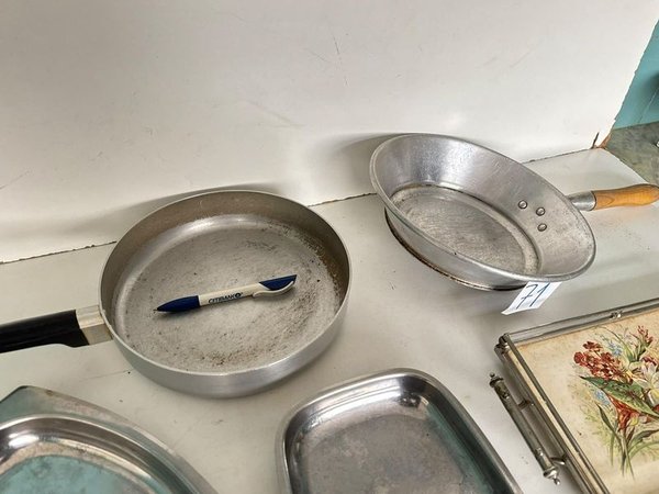 Lote de Utensilios de Cocina: 2 Sartenes de Aluminio, Bandejas de Acero Inoxidable y Bandeja Antigua Decorativa - imagen 1
