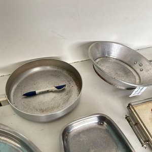 Lote anterior: Lote de Utensilios de Cocina: 2 Sartenes de Aluminio, Bandejas de Acero Inoxidable y Bandeja Antigua Decorativa