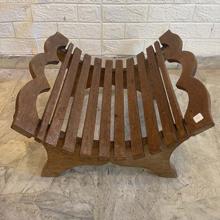 Lote siguiente: Revistero en roble - Medidas: 43x50x29cm