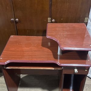 Lote siguiente: Escritorio de madera color caoba con bandeja para teclado