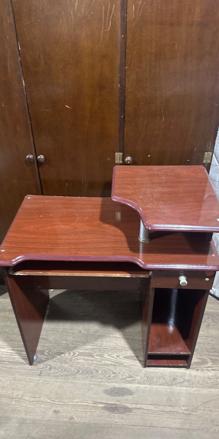 Escritorio de madera color caoba con bandeja para teclado