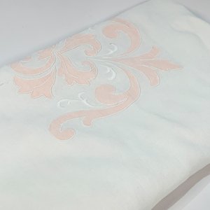 Mantel Blanco Hilo Dibujos Arabescos Rosados 230x150 cm - imagen 2