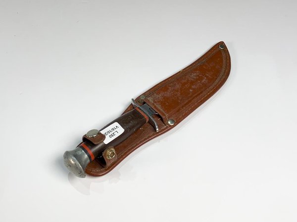 Cuchillo con Vaina de Cuero, Cabo Marrón y Hoja con Ranura