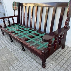 Sillón de madera oscura con detalles a cuadros - imagen 2
