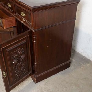 Aparador Inglés de Madera Oscura con Talla y Cajones - imagen 3