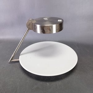 Lámpara de Escritorio Metálica con Base Blanca - imagen 2