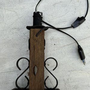 Lámpara Artesanal de Mesa de Luz con Base de Madera y Metal - imagen 4