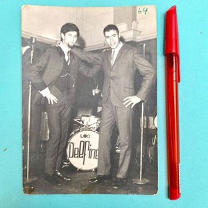 Lote siguiente: Fotografía de Los Delfines, conjunto de rock uruguayo