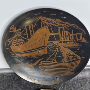Plato Decorativo Metálico Cobreado "Valparaíso - Chile" y Despojador Bronce - imagen 2