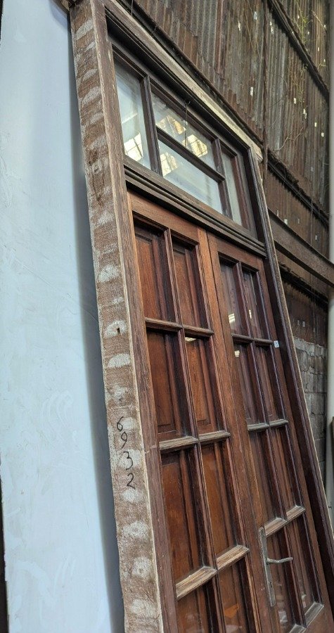 Puerta antigua con par de hojas batientes y marco de pinotea - imagen 5