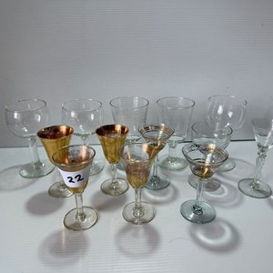 Lote anterior: Lote de 13 Copas de Licor Variadas con Detalles Dorados