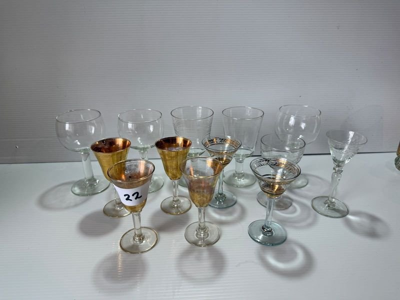 Lote de 13 Copas de Licor Variadas con Detalles Dorados