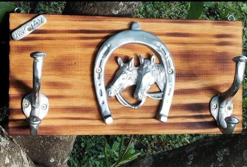 Perchero de caballos en madera y aluminio