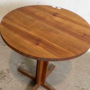 Mesa Circular de Pino con Pie Central y Detalles de Lustre - imagen 2