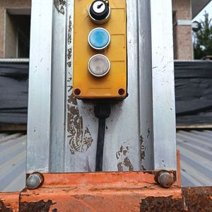 Elevador vertical de personal (Unipersonal) Eléctrico: Plataforma elevadora con canasto de seguridad y panel de control superior. Estructura compacta sobre ruedas, ideal para espacios reducidos en interiores o suelos nivelados - Sin Probar - imagen 12