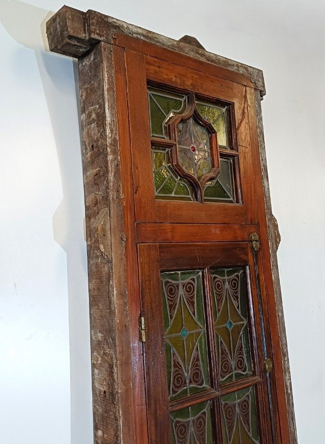 Ventana antigua con vitraux muy coloridos y cedro - imagen 8