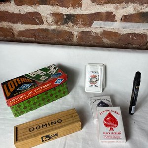 Lote siguiente: Lote de Juegos de Mesa: Lotería, Dominó y Naipes