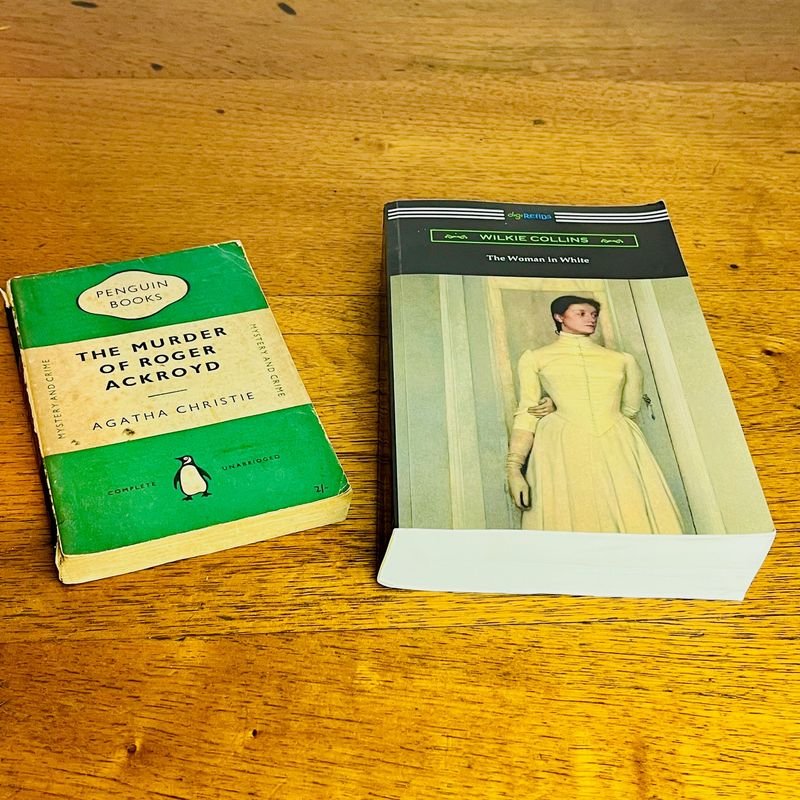 Lote de Libros de Misterio: "The Woman in White" de Wilkie Collins y "The Murder of Roger Ackroyd" de Agatha Christie