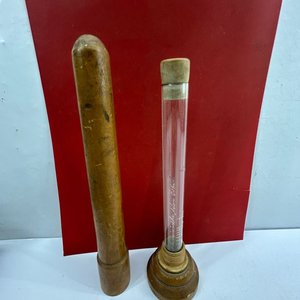 Lote siguiente: Antiguo Albuminómetro de Esbach en Caja de Madera Torneada