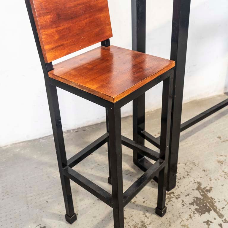 Barra desayunador con dos sillas altas para un hogar acogedor - imagen 2