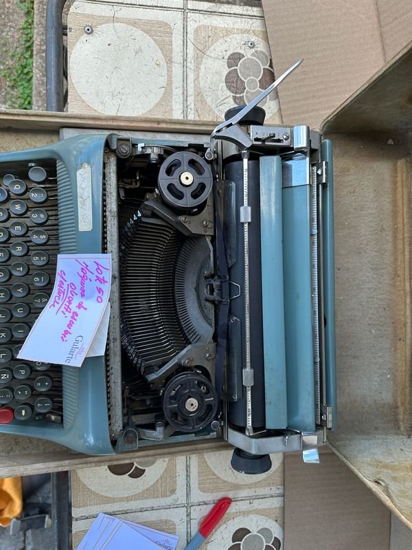 Maquina de escribir OLIVETTI con estuche - imagen 4