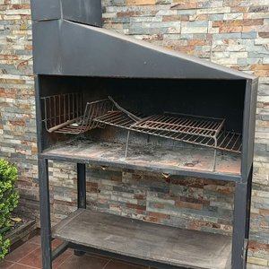 Parrillero Metálico Negro con Chimenea y Estantes - imagen 5