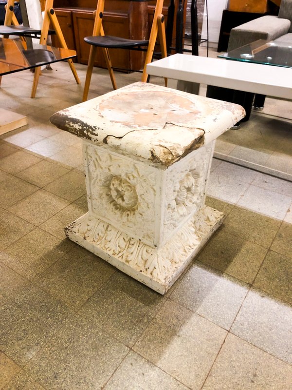 Piedra Decorativa Blanca con Relieves y Banco Metálico Blanco - imagen 1