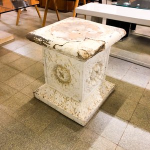 Piedra Decorativa Blanca con Relieves y Banco Metálico Blanco - imagen 1