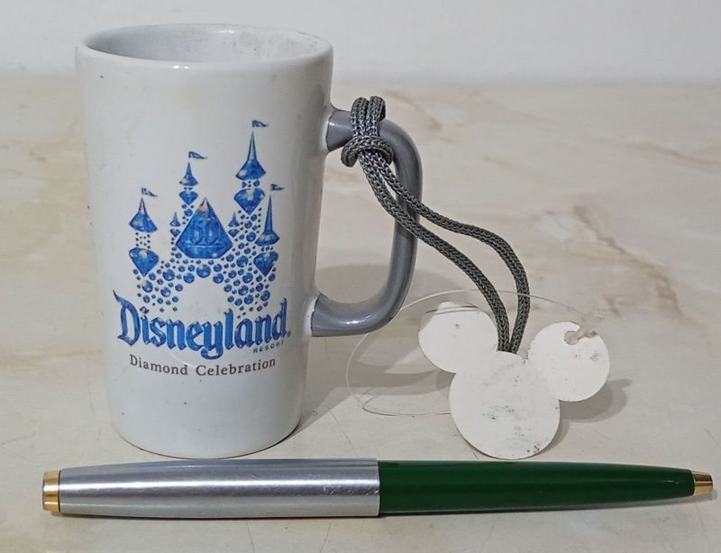 Lote siguiente: Taza de café oficial Disney y Starbucks