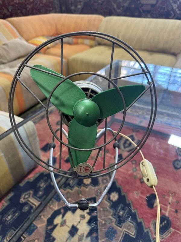 Pequeño ventilador vintage funcionando: Un accesorio de hogar clásico - imagen 1