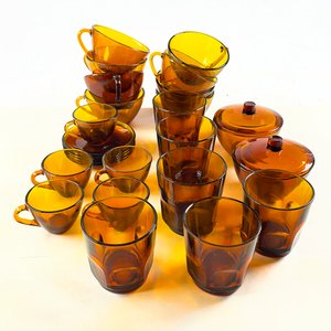 Juego de 24 Piezas de Vidrio Ámbar: Tazas, Pocillos, Platillos, Azucareros y Vasos - imagen 1
