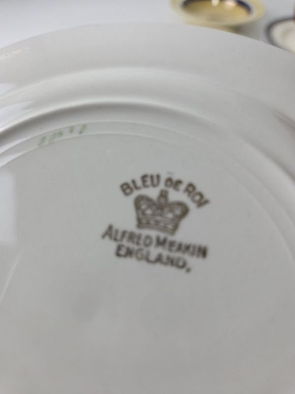 Piezas de porcelana inglesa con patrones florales - imagen 7
