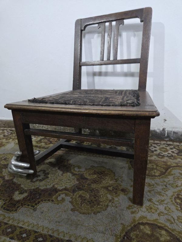 Silla de Roble con Mano de Metal y Tapicería - imagen 5