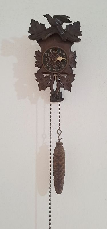 Reloj de Pared Antiguo con Mecanismo de Cucú y Pendulo - imagen 1