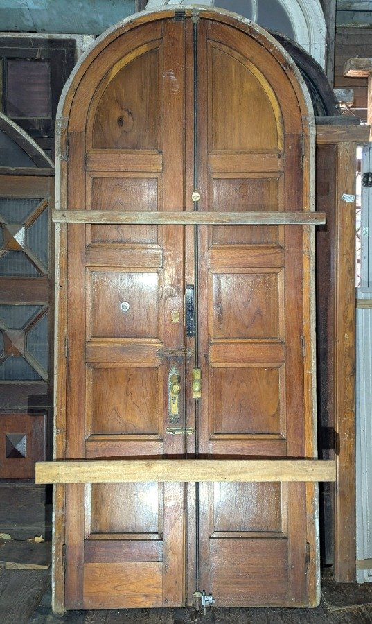 Puerta arqueada de madera con panelado en cedro y marco de pinotea - imagen 3