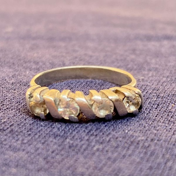 Anillo de plata con piedras transparentes - imagen 1