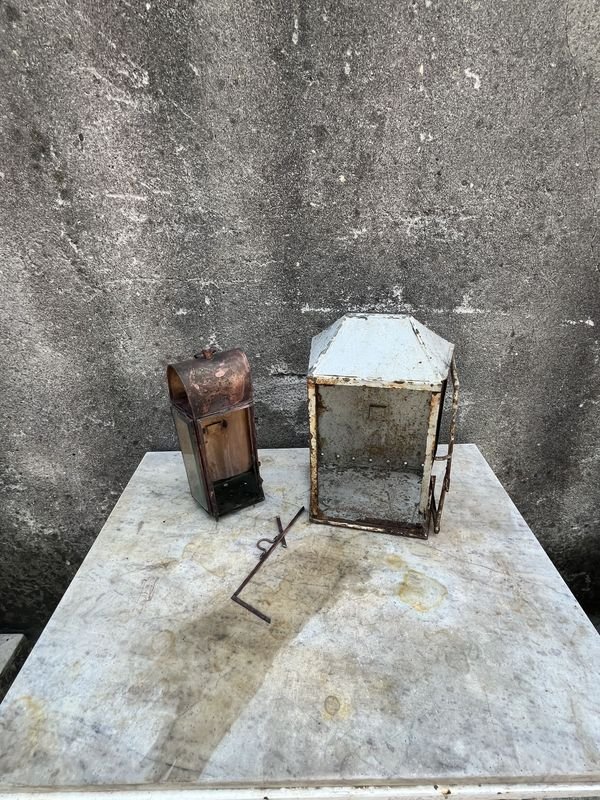 Lote anterior: Dos antiguos faroles para restaurar - uno de bronce y otro de chapa