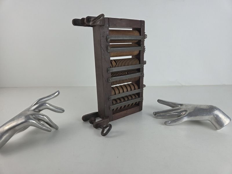 Máquina de pastas antigua en madera e hierro - imagen 2